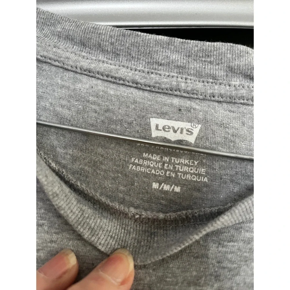 Levi's Gray Red‎ Logo T Shirt Women's Size Medium M Made in Turkey - Picture 4 of 5
